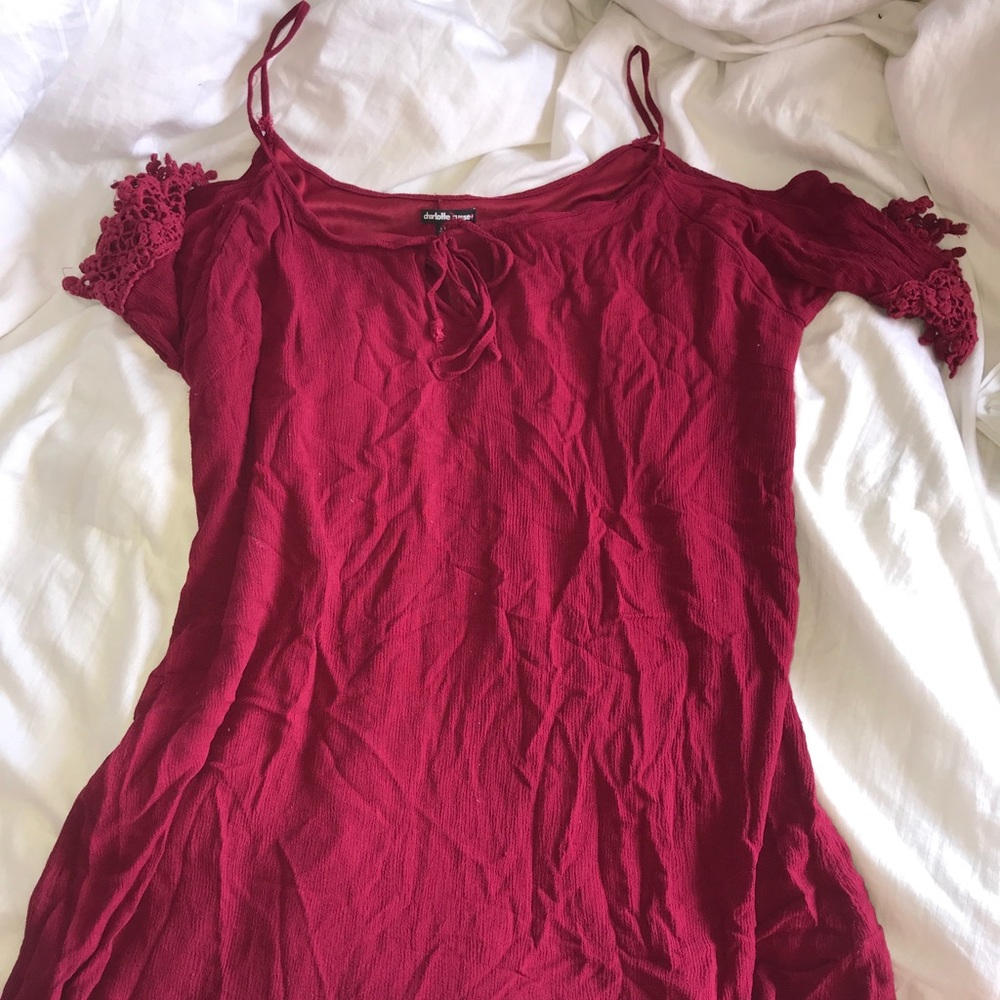 BURGUNDY COLD SHOULDER DRESS